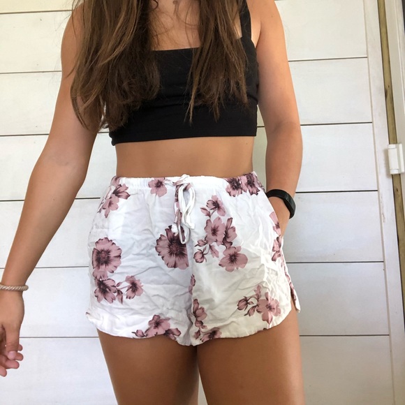 Brandy Melville Pants - Brandy Melville floral shorts
